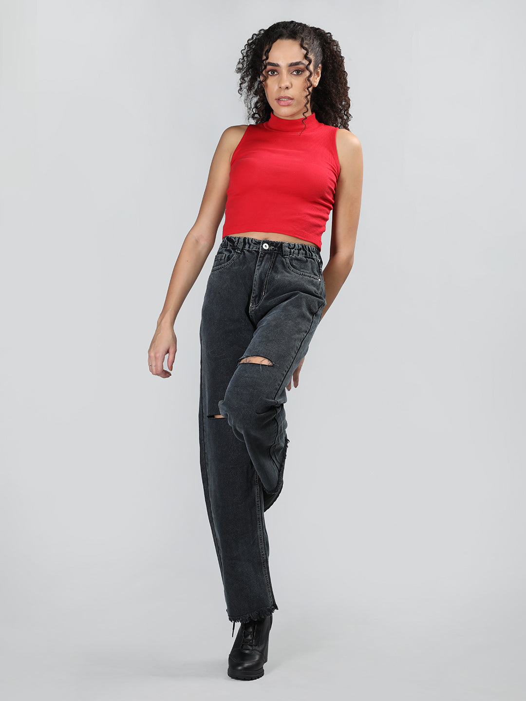 Honnete Casual Regular Straight Fit Black with 5 Pockets Slash Knee jeans for women.